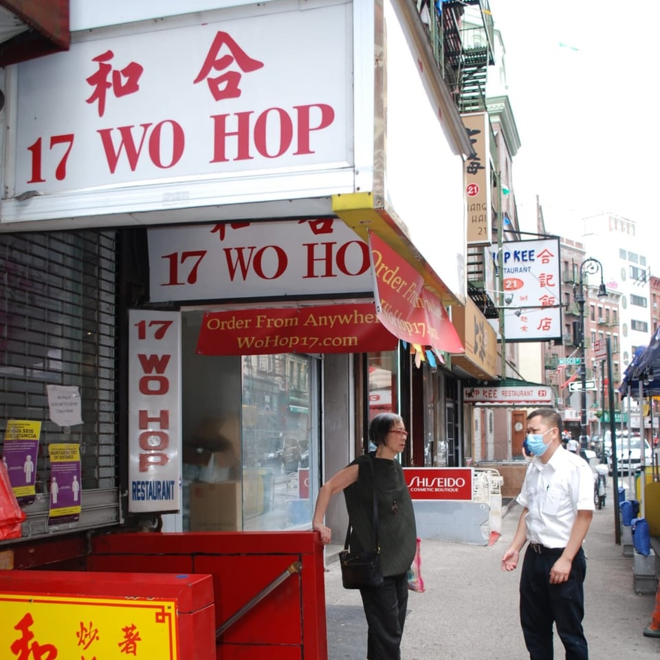 Mann mit Mundschutz und Frau stehen vor Chinesischem Lokal in New York