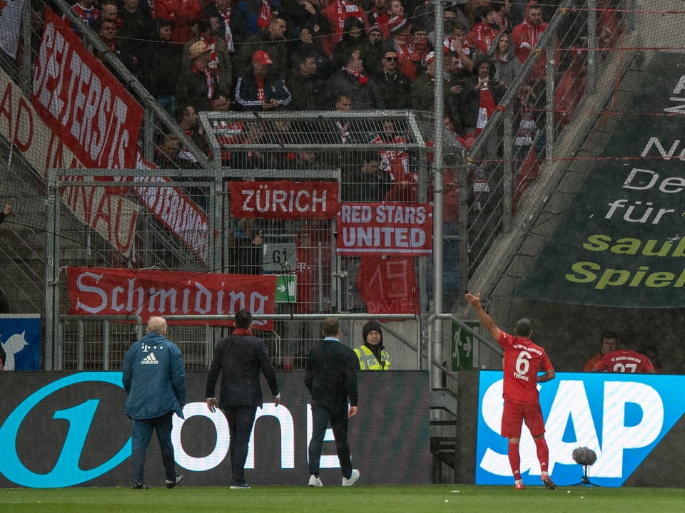 Spieler und Verantwortliche von Bayern München diskutieren mit den Fans in der Kurve.