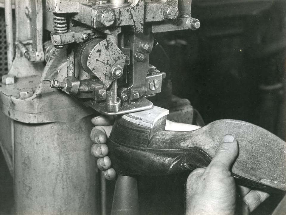 In den 1940er-Jahren wird ein «Bally»-Schuh genagelt.