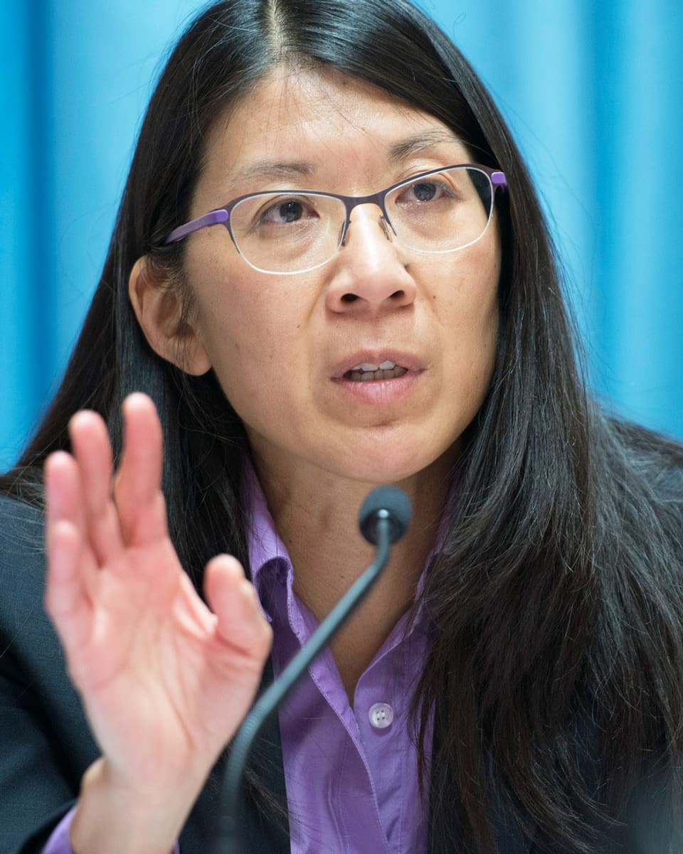 MSF-Chefin Joanne Liu gestikuliert an einer Pressenkoferenz. (keystone)