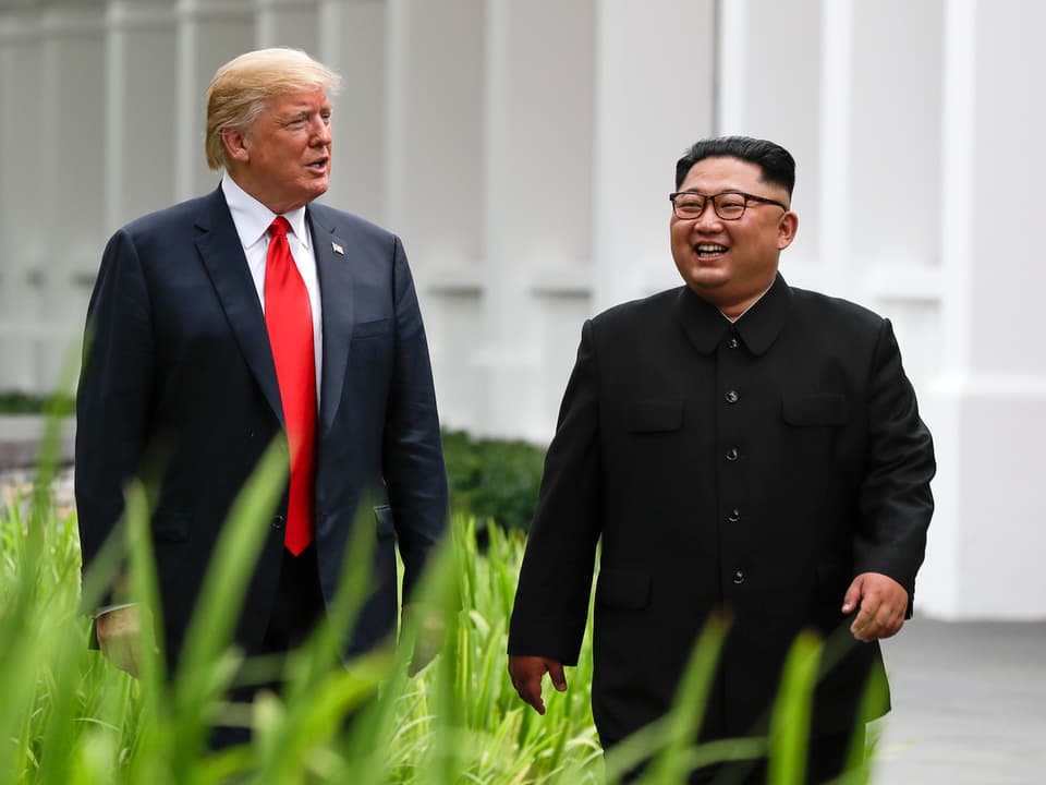 Kim und Trump laufen draussen.