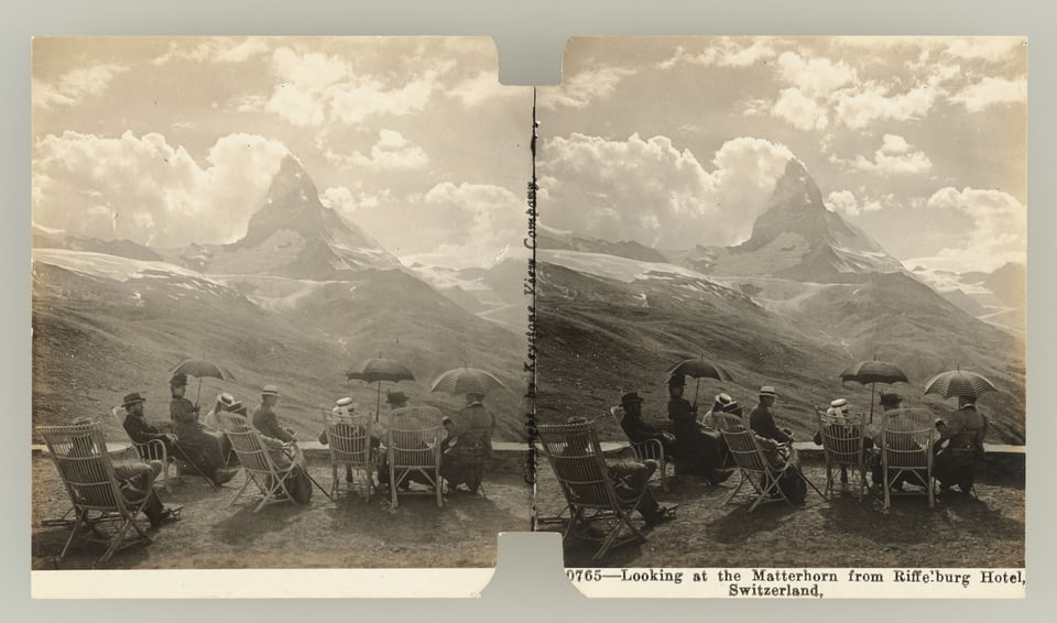 Zweifache Schwarz-weiss-Aufnahme des Matterhorns mit sitzenden Menschen im Vordergrund.