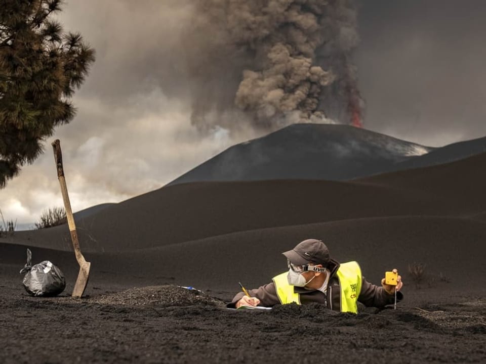 Wissenschaftler sammeln Proben vom Vulkan