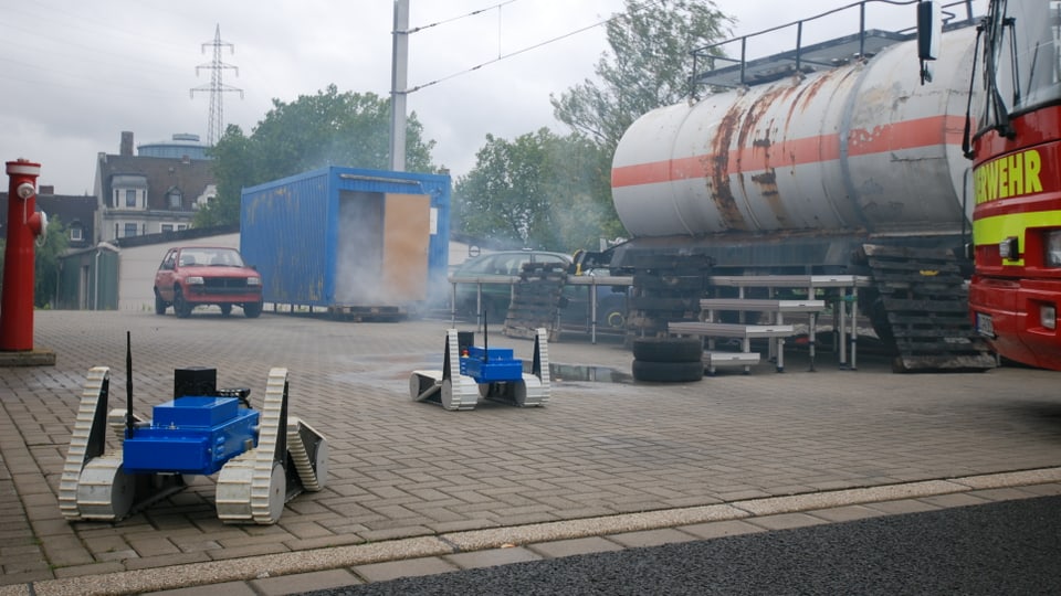 Zwei Absolem-Roboter sind bei einer Übung im Feuerwehrzentrum Dortmund zu sehen.