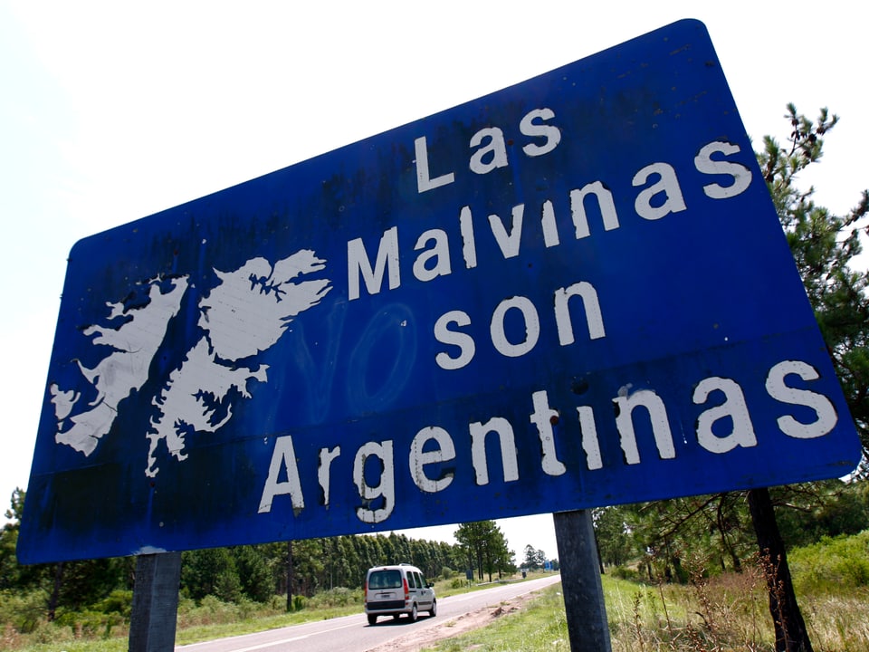 Eine Tafel in Argentinien sagt, dass die Falkland-Inseln argentinisch sind.