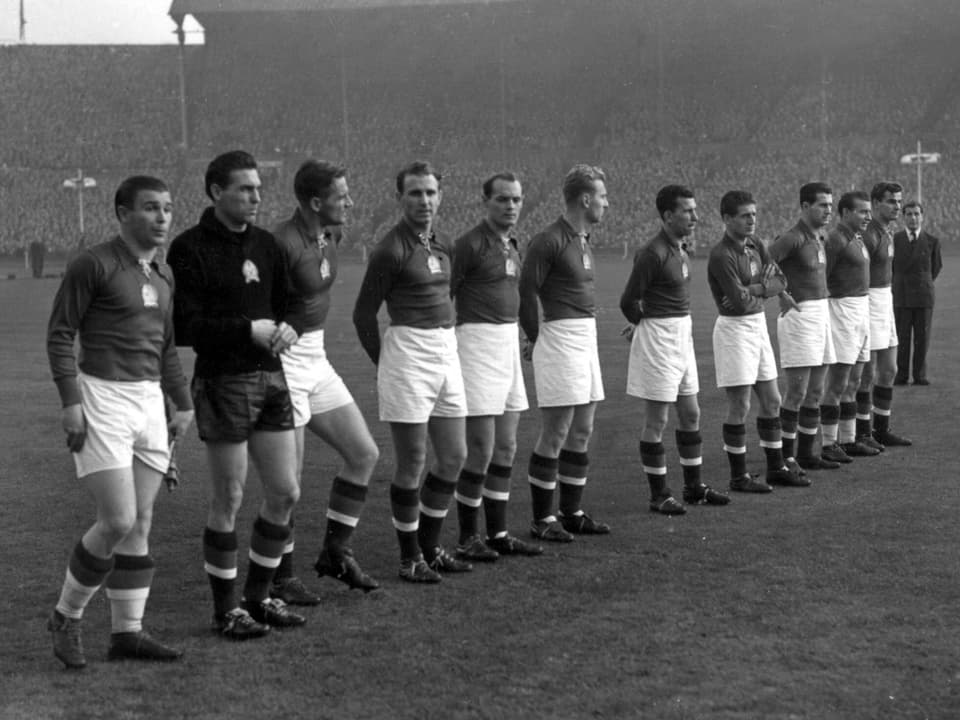 Puskas, Grosics, Lorant, Hidegkuti, Buzanzky, Lantos, Zakarias, Czibor, Bozsik, Budai und Kocsis (von links) vor dem Freundschaftsspiel gegen England am 25. November 1953 im Wembley-Stadion.