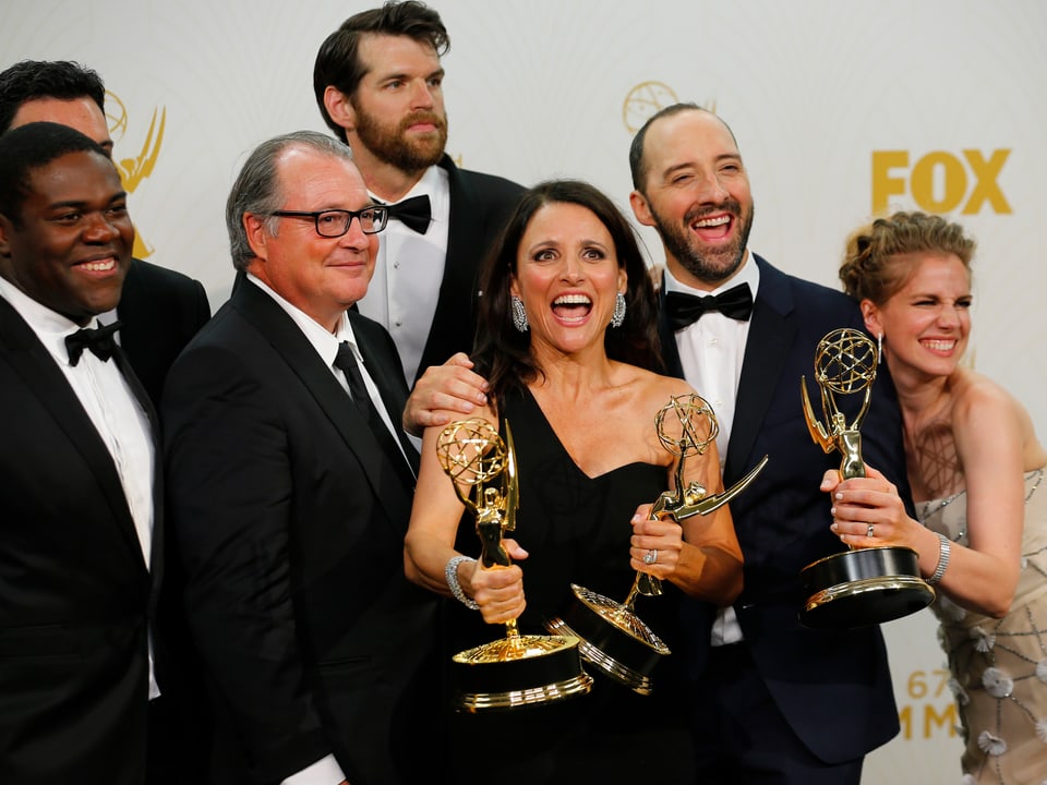 Cast und Crew der Komödienserie «Veep» freuen sich über ihre Emmys. In der Bildmitte: Julia Louis-Dreyfus.