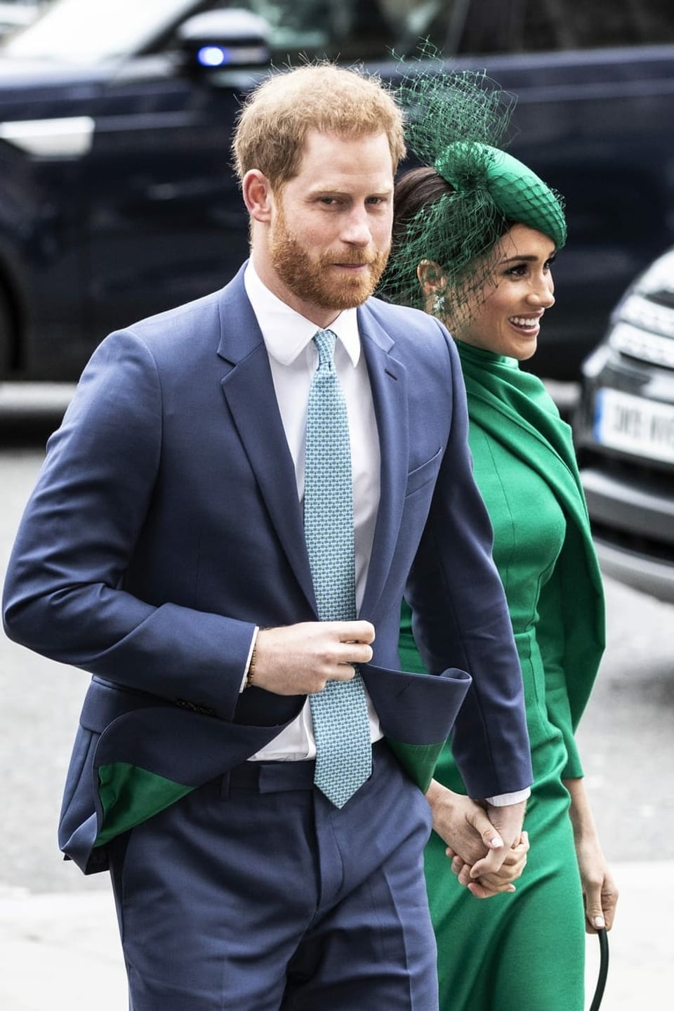 Mann im Anzug und Frau in grünem Kleid.