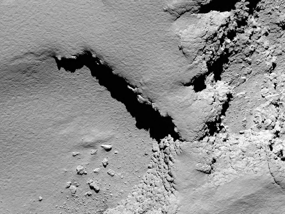 Die Oberfläche Tschuris fotografiert von der Sonde Rosetta aus 6 Kilometer Höhe. 