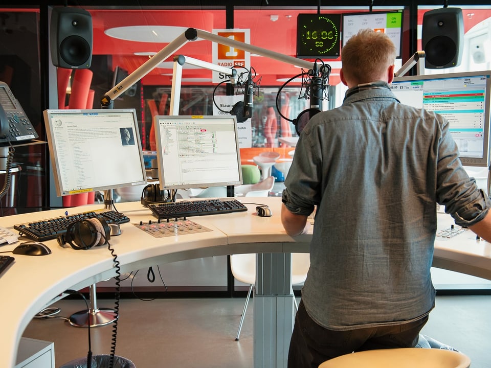 Ein Mann steht an einem Pult im Radiostudio Brunnenhof in Zürich.