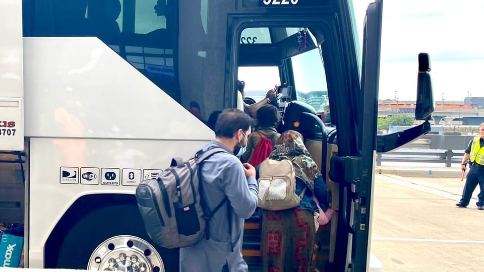 Flüchtlinge besteigen einen Bus