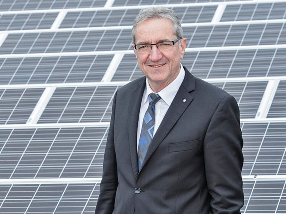 Regierungsrat Kanton Luzern Robet Küng - Solarzellen im Hintergrund. 
