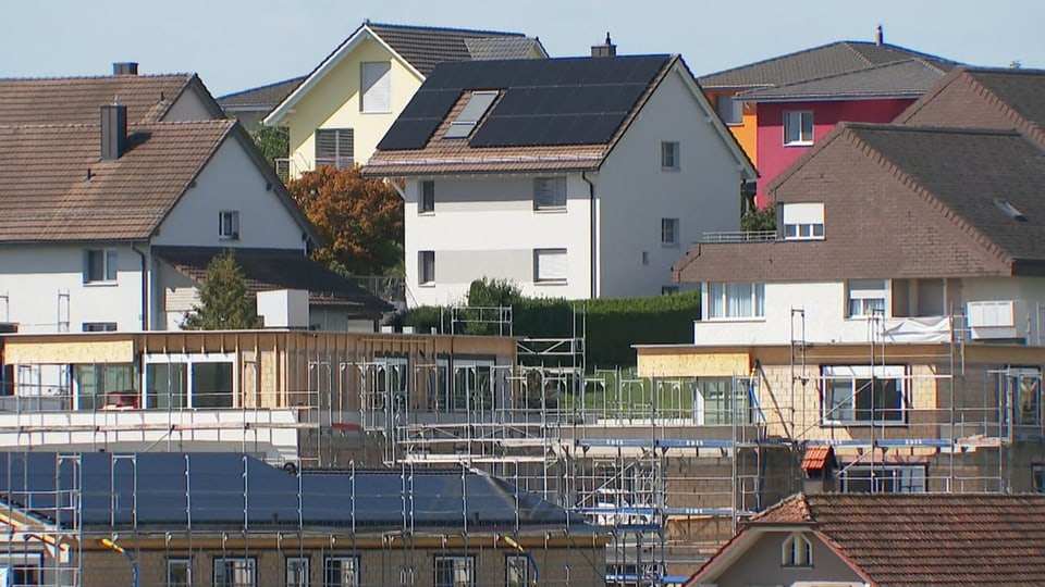 Häuser – zum Teil mit Solarzellen auf dem Dach