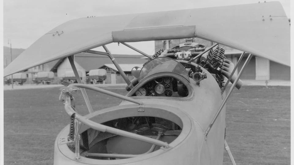 Cockpit eines alten Flugzeugs.