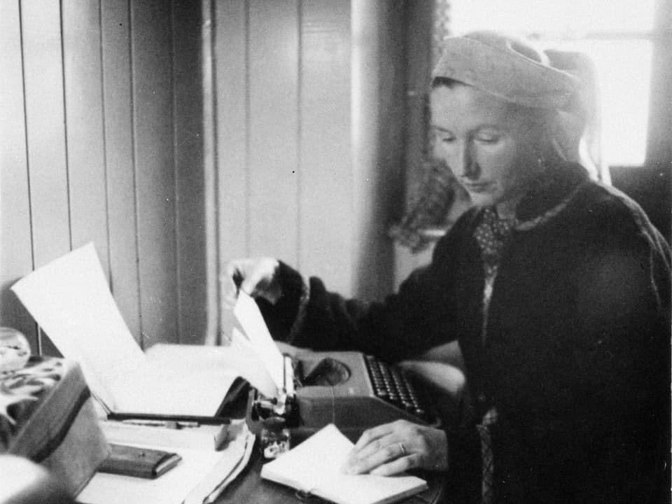 S. Corinna Bille an der Schreibmaschine.