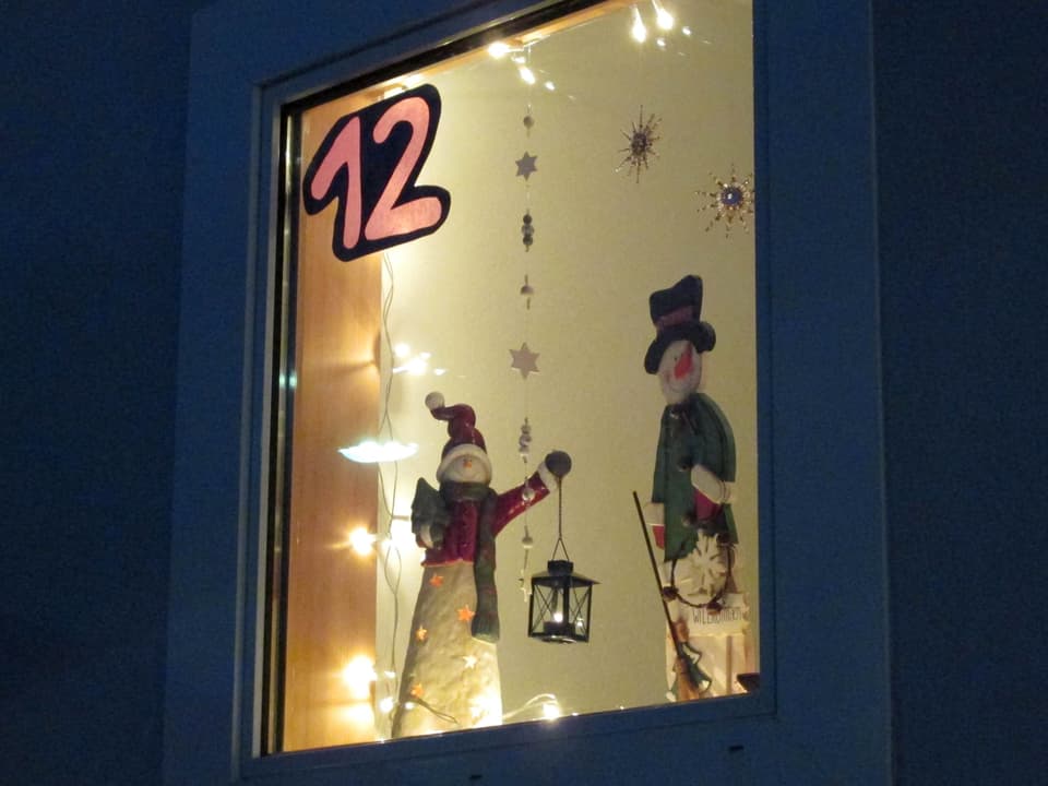 Adventsfenster 12 mit Schneemann.