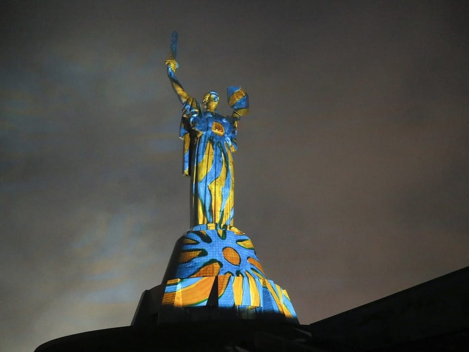 Statue in Kiew erstrahlt in blauen und gelben Farben 