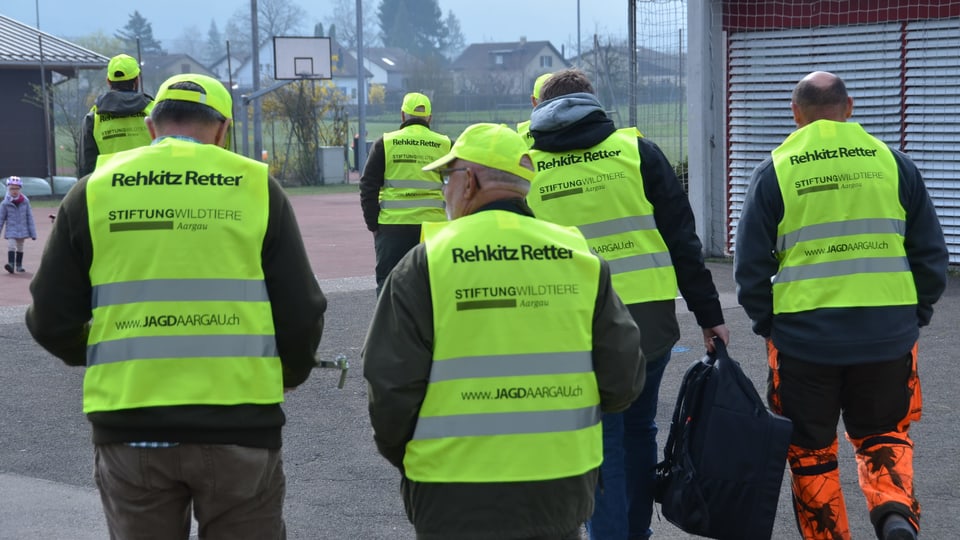 Männer mit leuchtgelben Vesten.