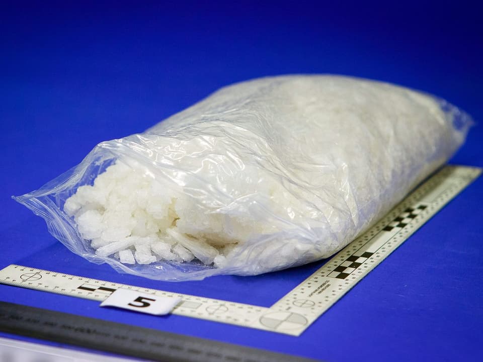 Ein offenes Päckchen Drogen aus der gefundenen Ladung