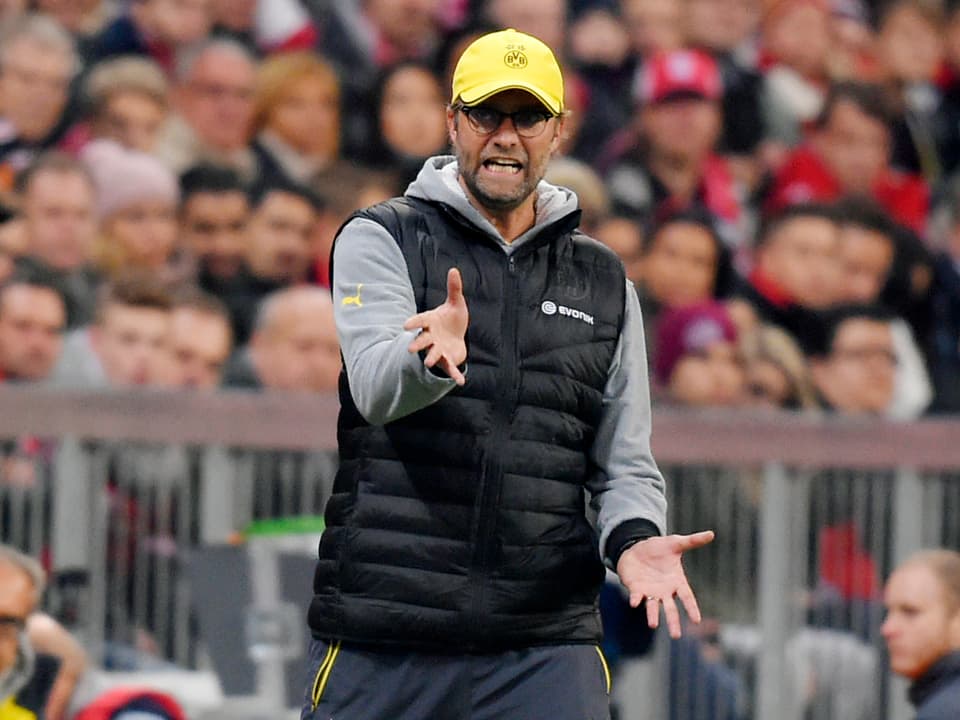 Dortmund Coach Jürgen Klopp steht während einem Spiel wild gestikulierend an der Seitenlinie.