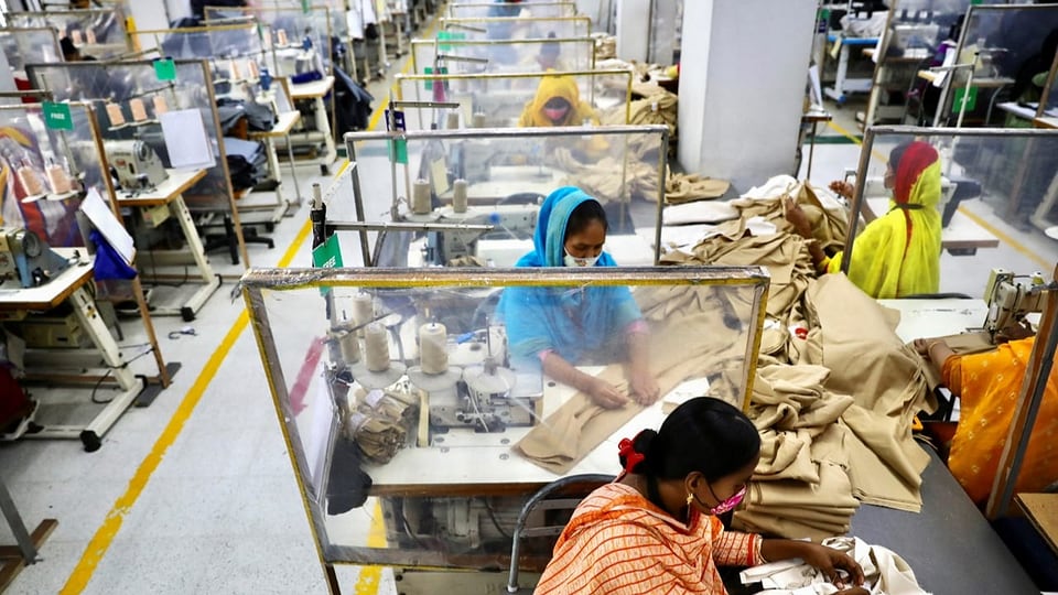 Frauen arbeiten in einer Textilfabrik