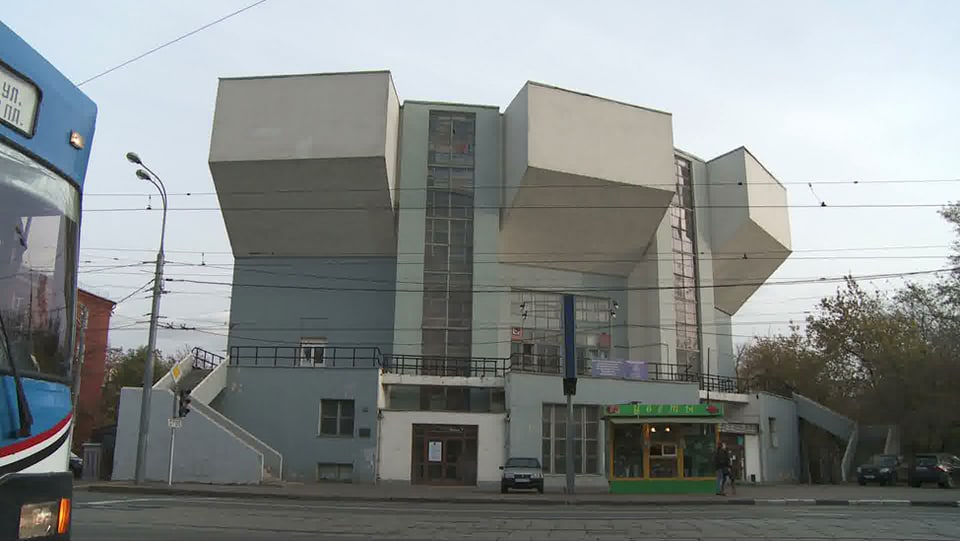 Ein Gebäude mit runder Form, mit eckigen Würfeln an der Aussenfassade.