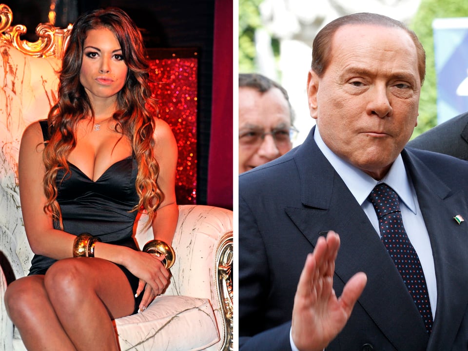Ruby auf einem Stuhl, rechts ein Porträt von Berlusconi, der winkt. 