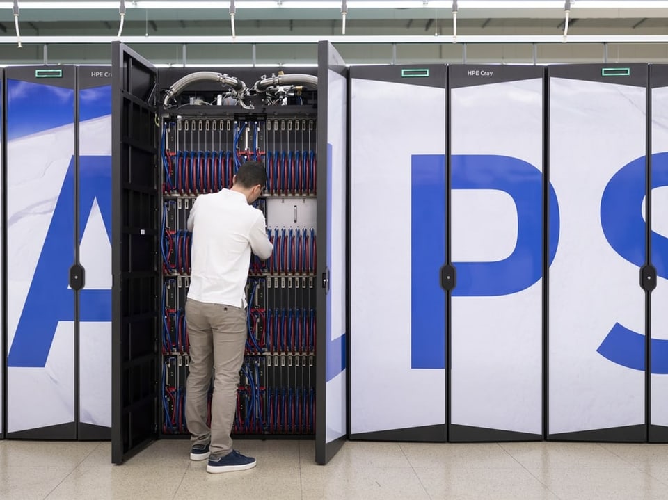 Ein Mitarbeiter arbeitet am Supercomputer Alps am nationalen Hochleistungsrechenzentrum CSCS 