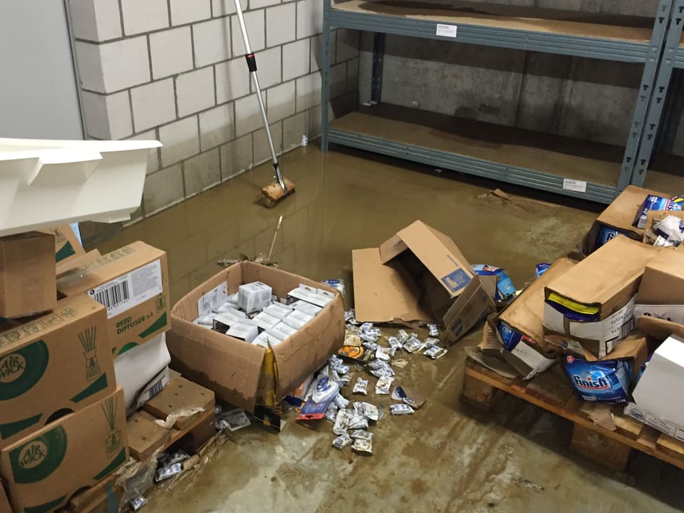 Kartons stehen im Wasser und sind völlig zerstört