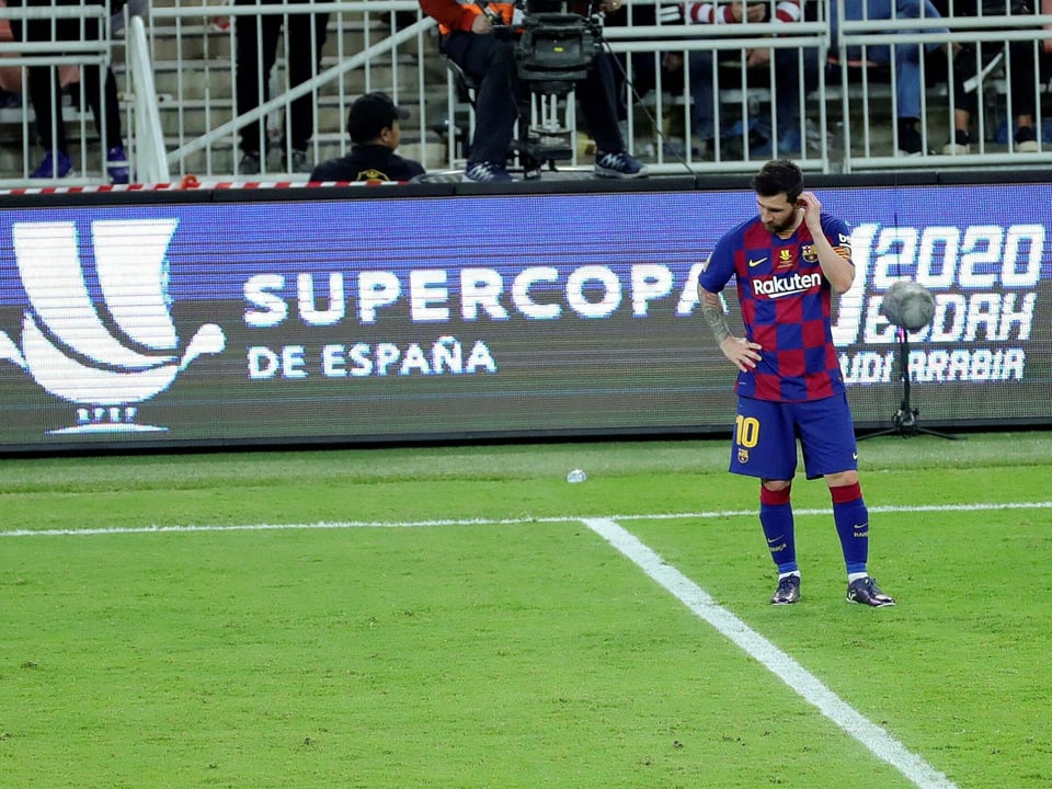 Messi steht traurig auf dem Rasen.