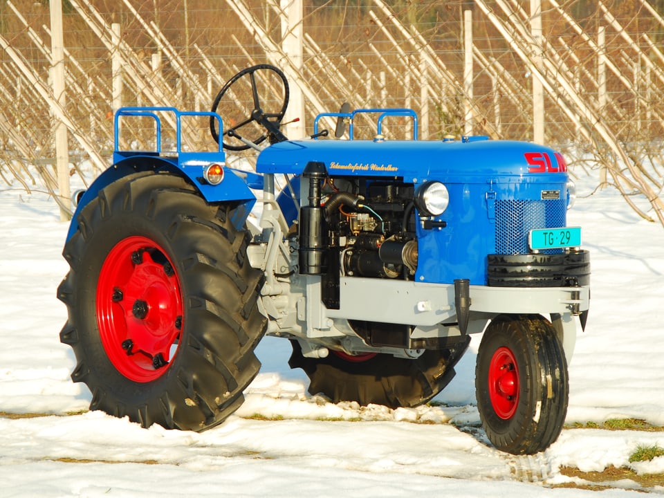 Ein dreirädriger Traktor in Blau von der Schweizerischen Lokomotiv- und Maschinenfabrik in Winterthur aus dem Jahr 1954.