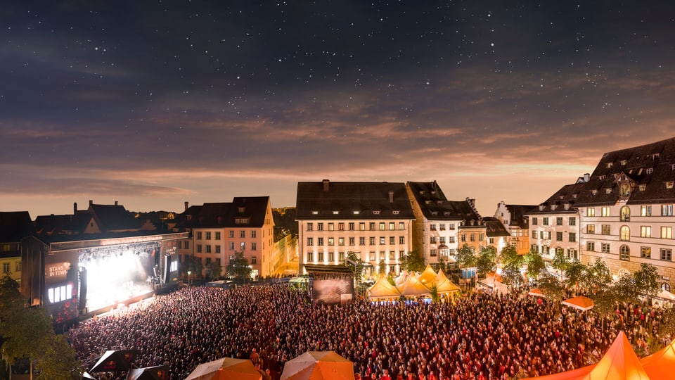 Auf dem Hauptplatz in Schaffhausen stehen tausende Leute und hören ein Konzert während des Festivals Stars in Town.
