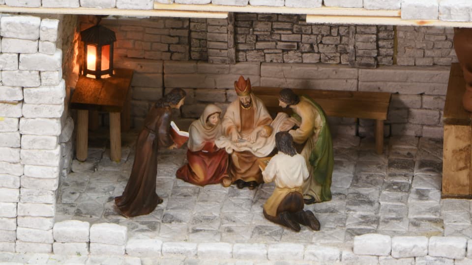 Die Heilige Familie en miniature mit Maria, Josef, Jesus und weiteren Figuren.