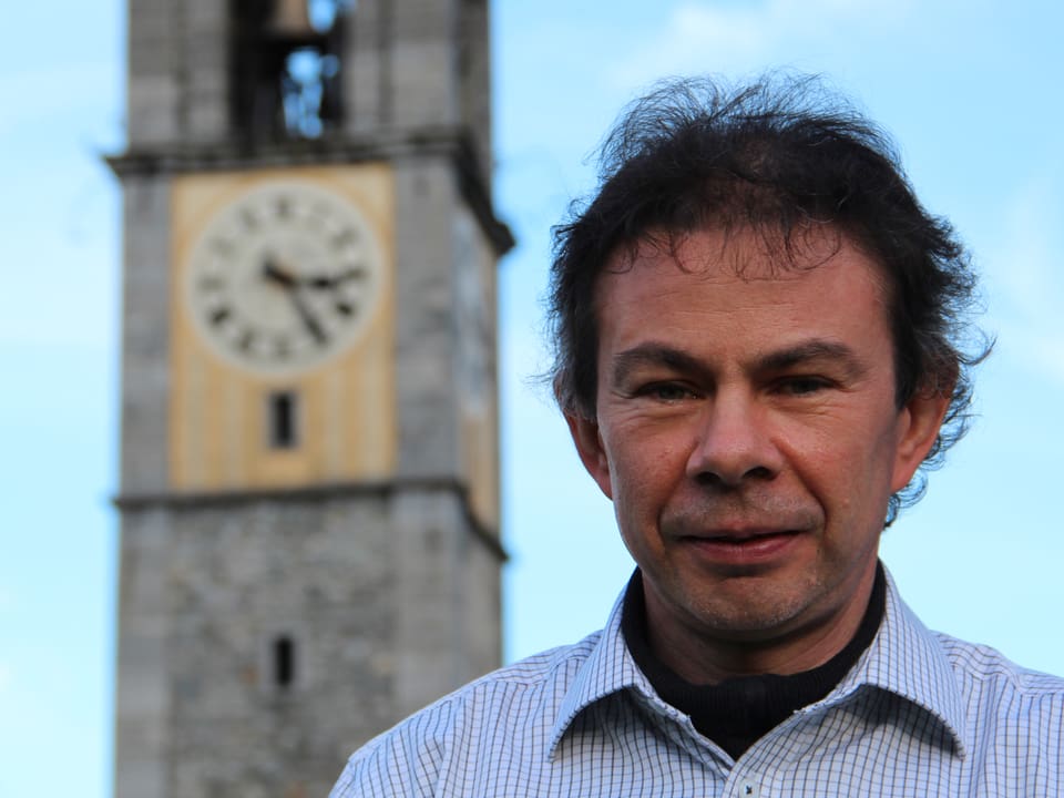Portrait Stefan Früh, im Hintergrund der Glockenturm.