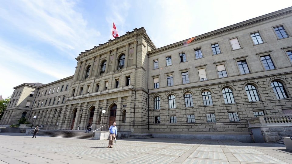 Aussenansicht Hauptgebäude der ETH Zürich.