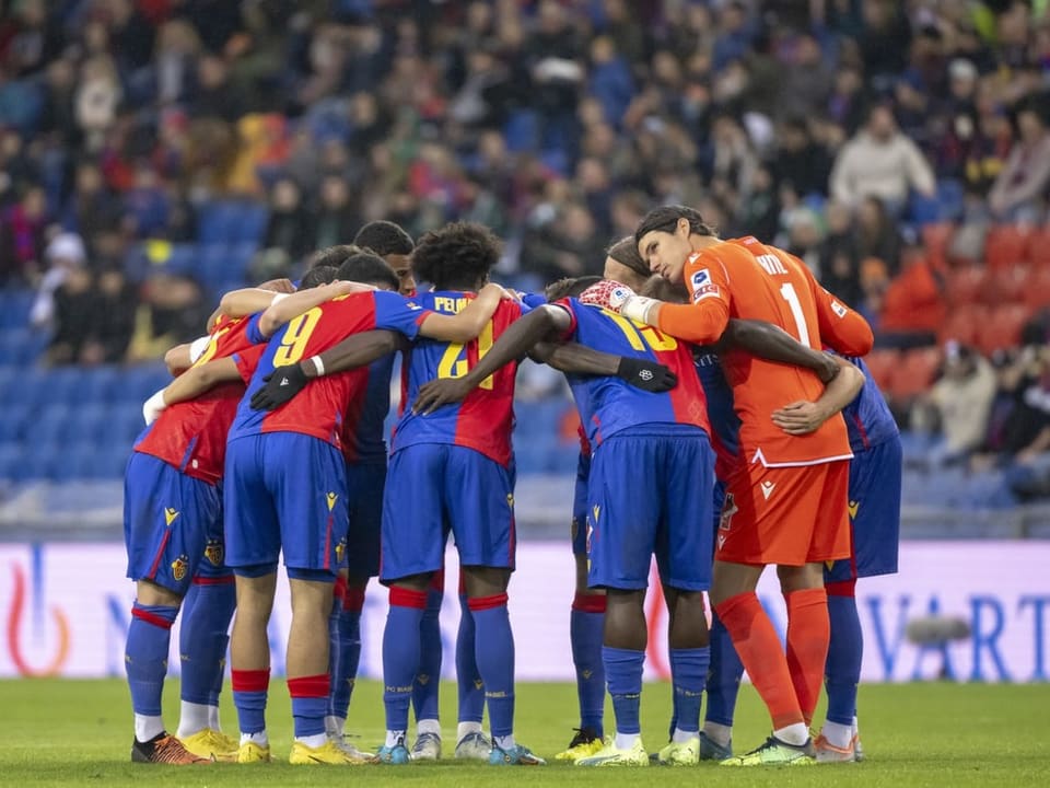 Eingeschworene Truppe FCB-Spieler im Kreis