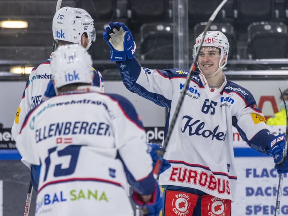 Die Spieler von Kloten feiern einen Sieg