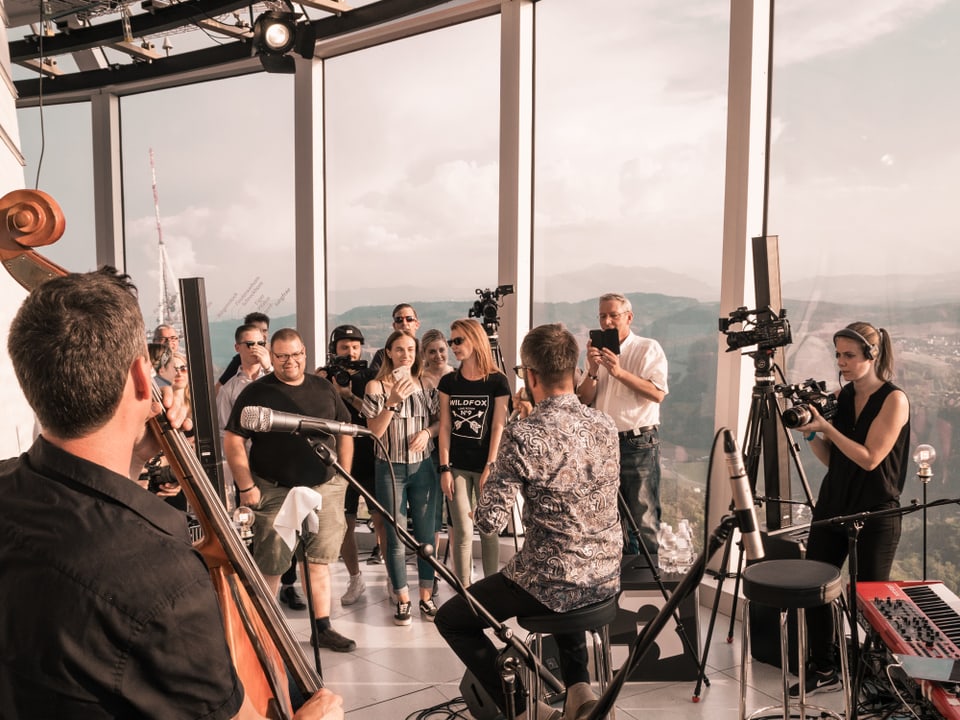Einlaig: Bligg und Band begeistern eine Handvoll Gäste beim exklusiven «SRF 3 Showcase» im Uetliberg Sendeturm hoch über Zürich.
