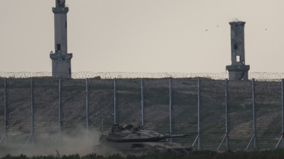 Israelischer Panzer bewegt sich in der Nähe der Grenze zwischen Israel und Gaza.