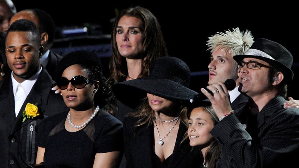 Brooke Shields an Michael Jacksons Trauerfeier inmitten seiner Familie.