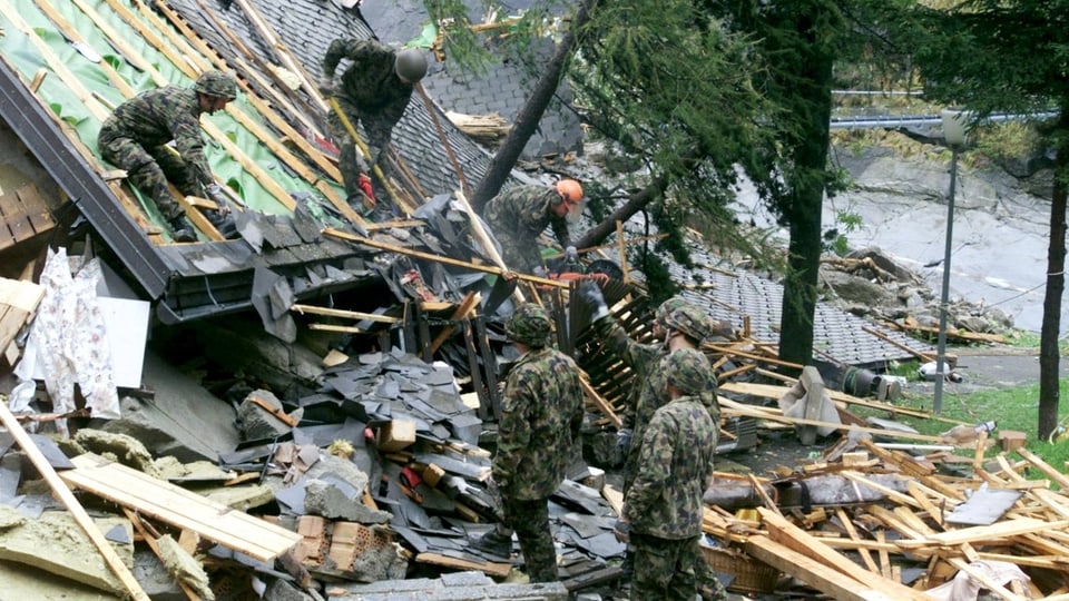 Soldaten bei Aufräumarbeiten in Gondo (VS).