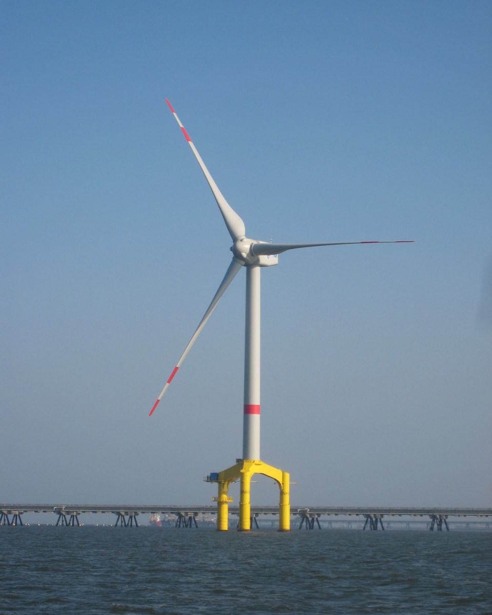 Eine Windkraft-Anlage im Meer.