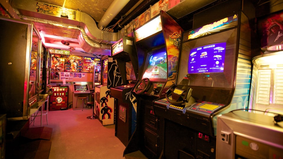 Meherer Videospiel-Automaten nebeneinander in einem Keller aufgereiht