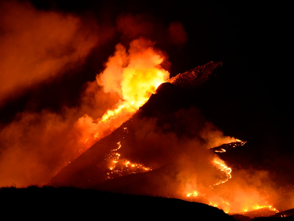 Lodernde Flammen in den Bergen von San Jacinto.