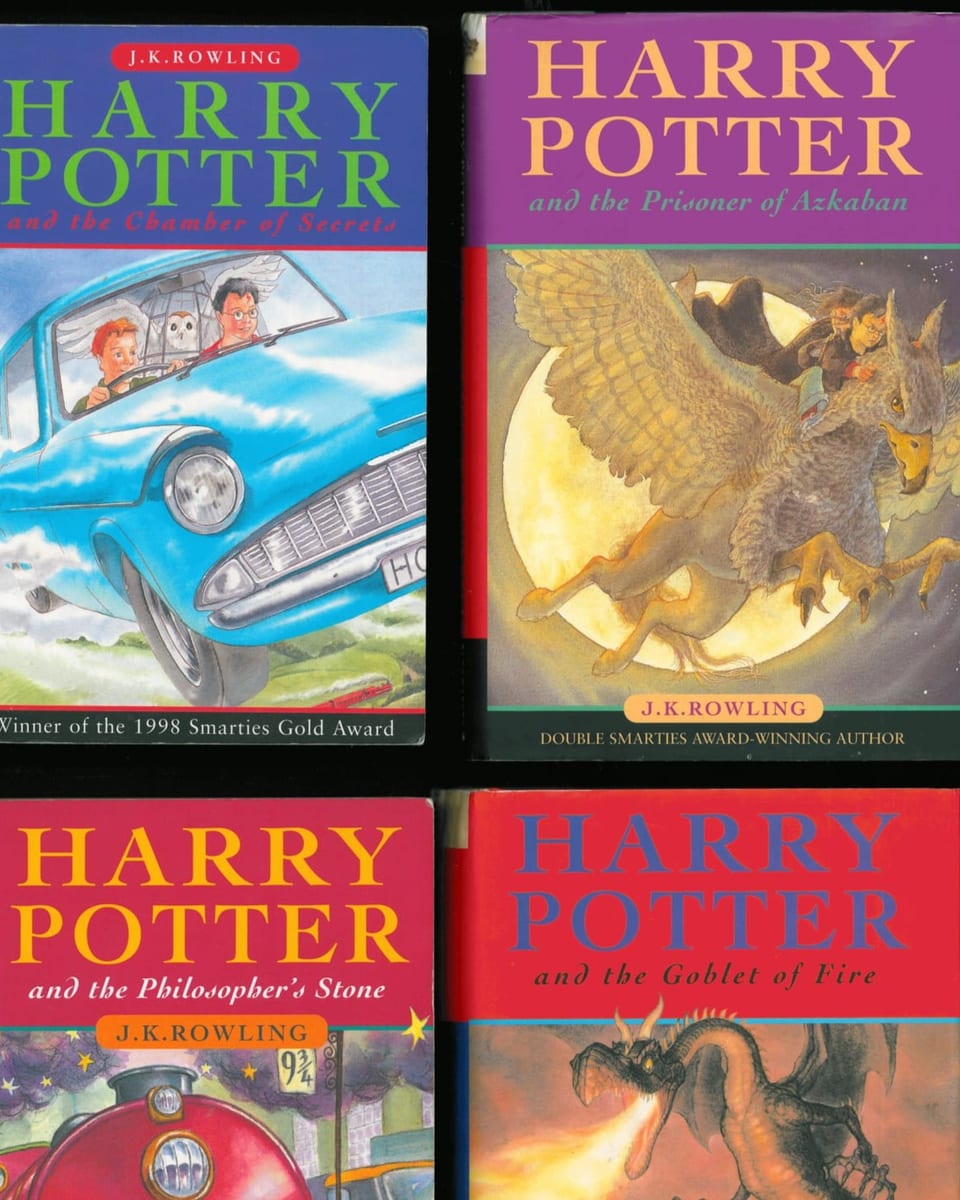 Die Buchcover von vier Harry-Potter-Büchern