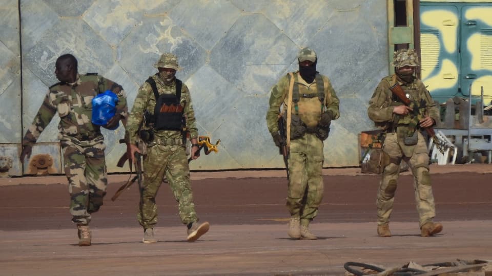 Undatiertes Bild mit drei Wagner-Soldaten in Mali. 
