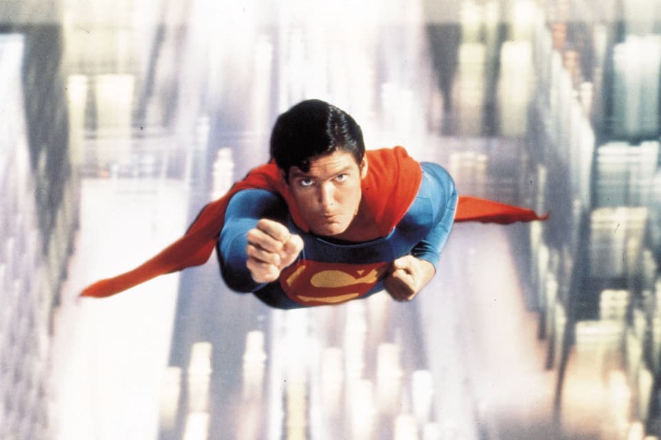 Auf dem Bild ist der fliegende Christopher Reeve als Superman zu sehen.