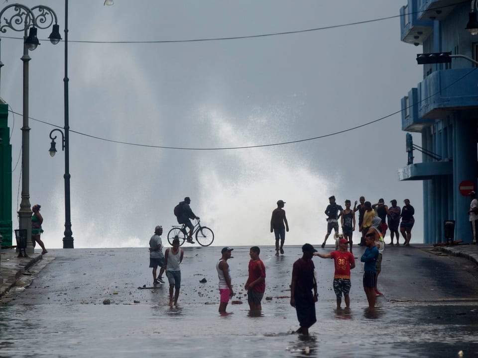 Die Menschen bestaunten die meterhohen Wellen, welche an der Bucht von Havanna brachen. 