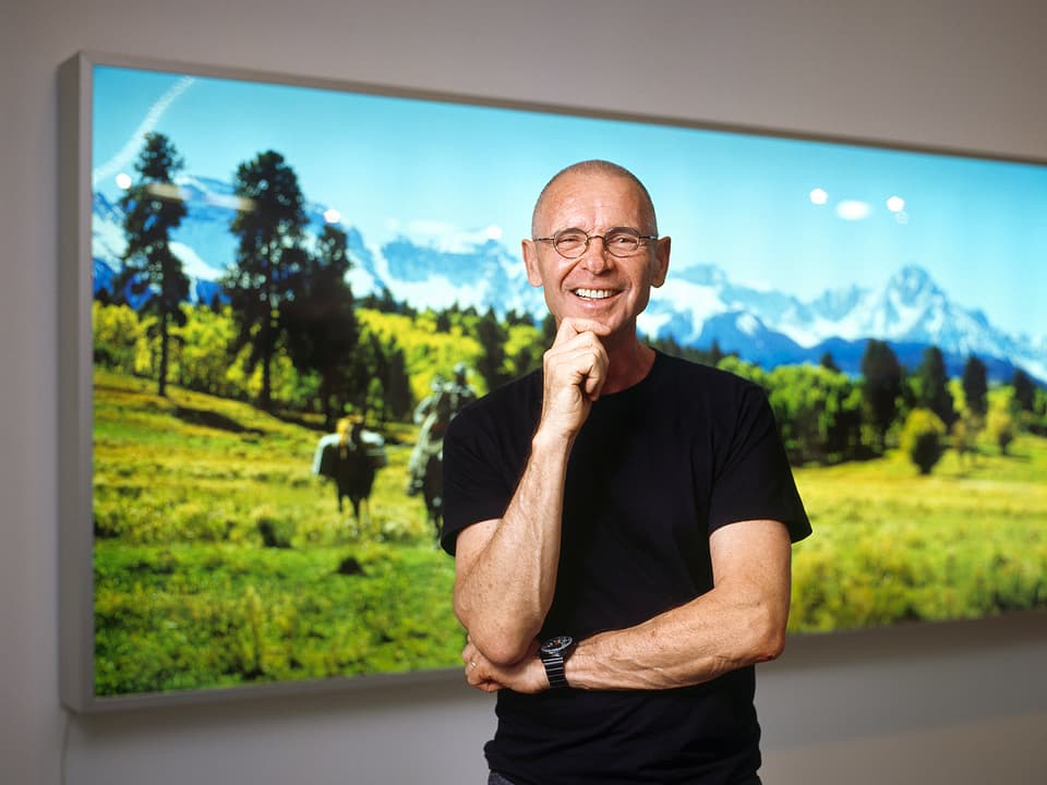 Portrait des Schweizer Fotografen Hannes Schmid beim Aufbau seiner Ausstellung in Winterthur.