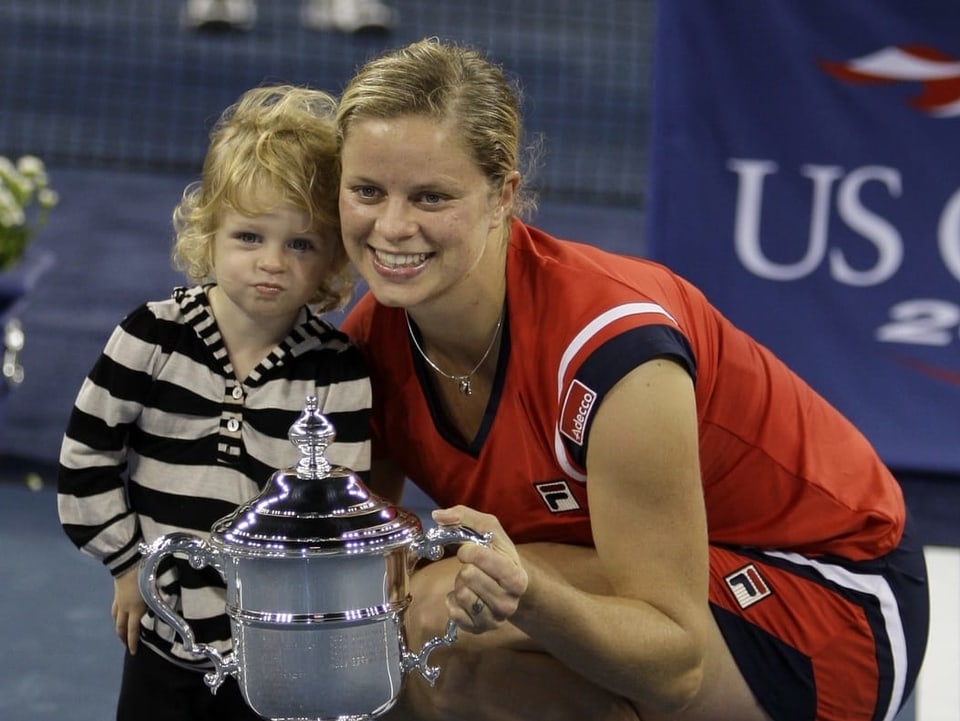 Die belgische Tennisspielerin hatte eine gravierende Handgelenkverletzungen und entschloss sich zum Rücktritt. Bald darauf bekam sie eine Tochter. Doch zwei Jahre später kam sie zurück und gewannt prompt das US Open 2009 – es war ihr drittes Turnier nach dem Comeback. Zwei weitere Majors kamen später noch dazu, bevor sie 2012 zurücktrat.